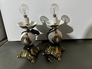 Lámparas de mesa doradas y blancas