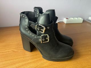Botines negros con tachuelas y hebillas