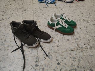 Botas y zapatillas negras y verdes