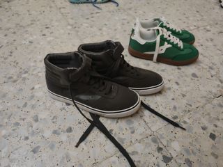 Botas y zapatillas negras y verdes