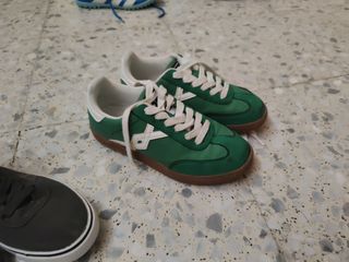 Botas y zapatillas negras y verdes