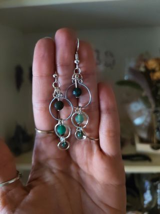 Pendientes largos con plumas y piedras