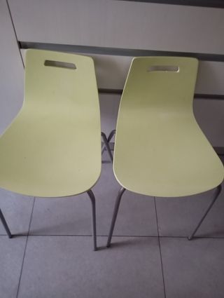 Due sgabelli da cucina gialli