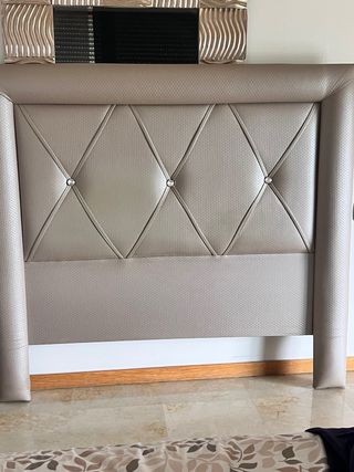 Cabecero de cama beige y plateado