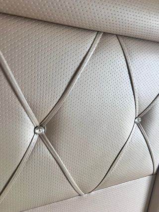 Cabecero de cama beige y plateado