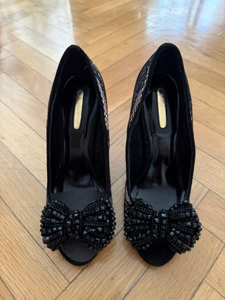 Zapatos de tacón negros con lazo