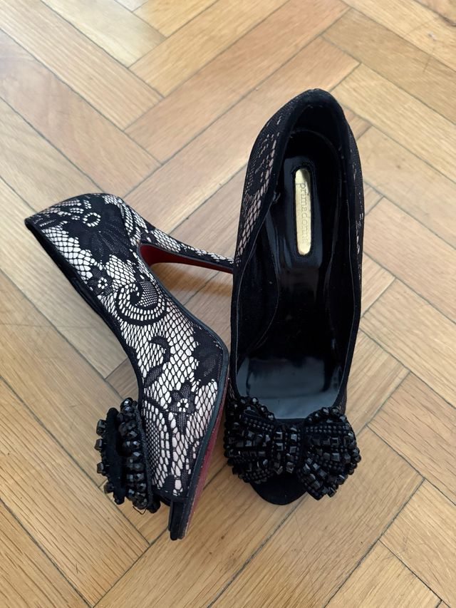 Zapatos de tacón negros con lazo