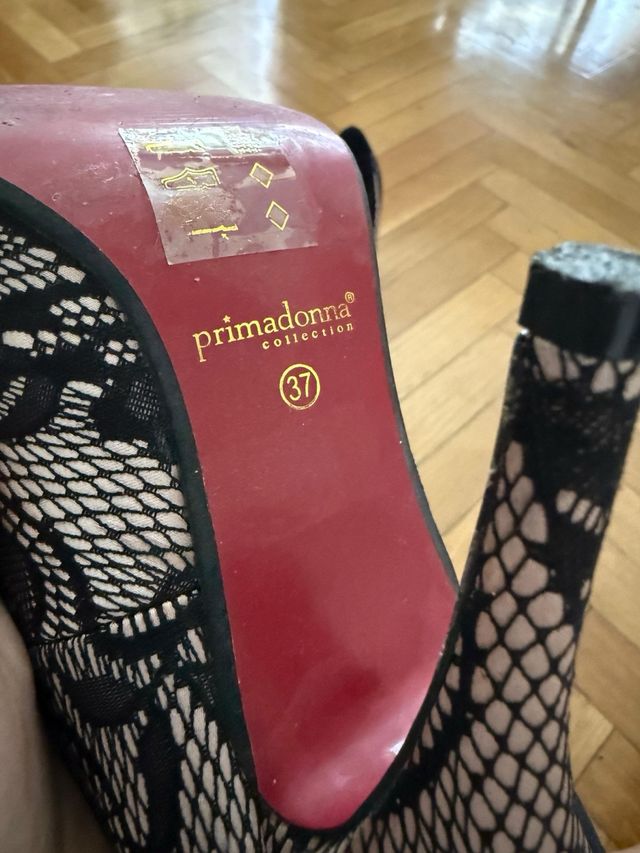 Zapatos de tacón negros con lazo