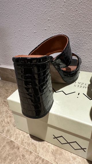 Sandalia tacón plataforma negra efecto piel