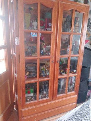 Mesa extensible pino + 4 sillas y vitrina