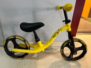 Bicicleta sin pedales Womy amarilla