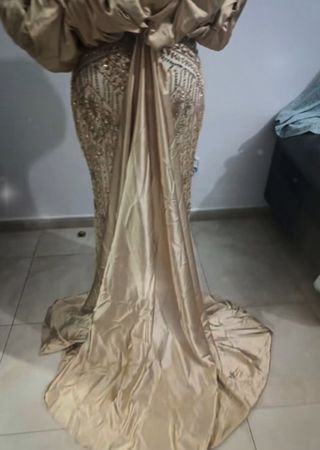 Vestido de fiesta dorado con pedrería