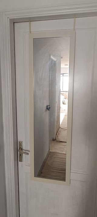 Espejo para puerta beige y blanco