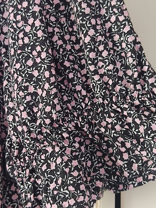 Vestido floral negro y rosa