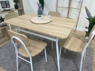 Comedor minimalista de madera y metal