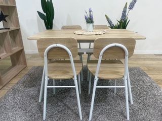 Comedor minimalista de madera y metal