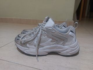 Zapatillas Fila plateadas y blancas