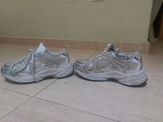 Zapatillas Fila plateadas y blancas