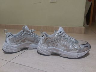 Zapatillas Fila plateadas y blancas