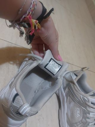 Zapatillas Fila plateadas y blancas