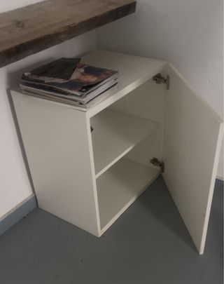 Mueble blanco con puerta y estantes