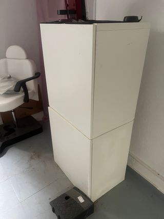 Mueble blanco con puerta y estantes