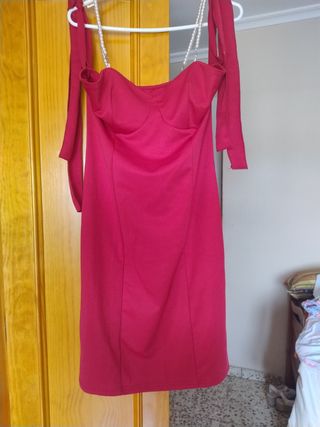 Vestido rojo burdeos con tirantes de perlas