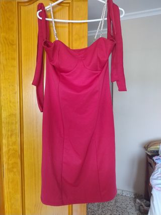 Vestido rojo burdeos con tirantes de perlas