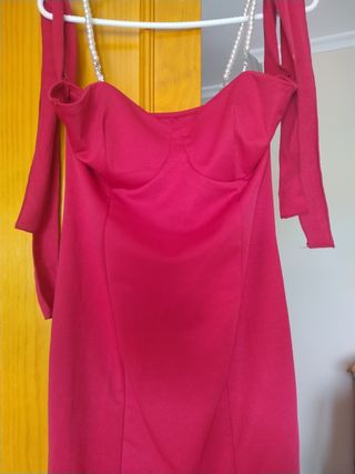 Vestido rojo burdeos con tirantes de perlas