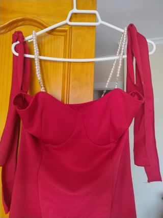 Vestido rojo burdeos con tirantes de perlas