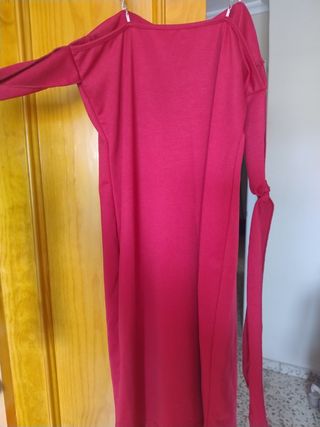 Vestido rojo burdeos con tirantes de perlas