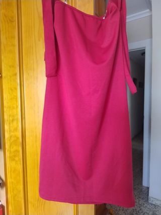 Vestido rojo burdeos con tirantes de perlas
