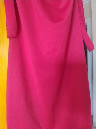 Vestido rojo burdeos con tirantes de perlas