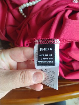 Vestido rojo burdeos con tirantes de perlas