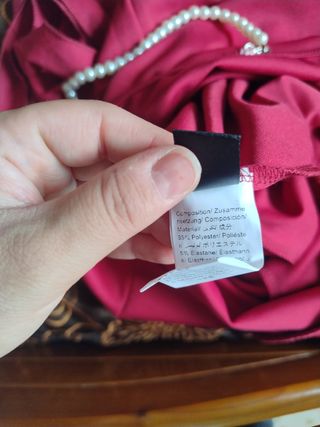 Vestido rojo burdeos con tirantes de perlas