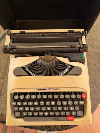 Máquina de escribir Olivetti Lettera 12 portátil