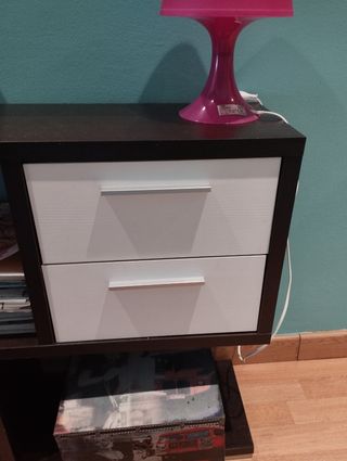 Mueble recibidor marrón y blanco