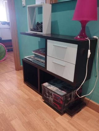 Mueble recibidor marrón y blanco