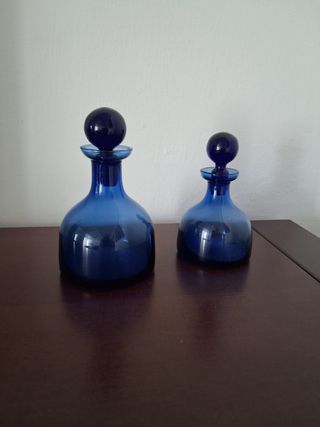 Bottiglie di profumo blu