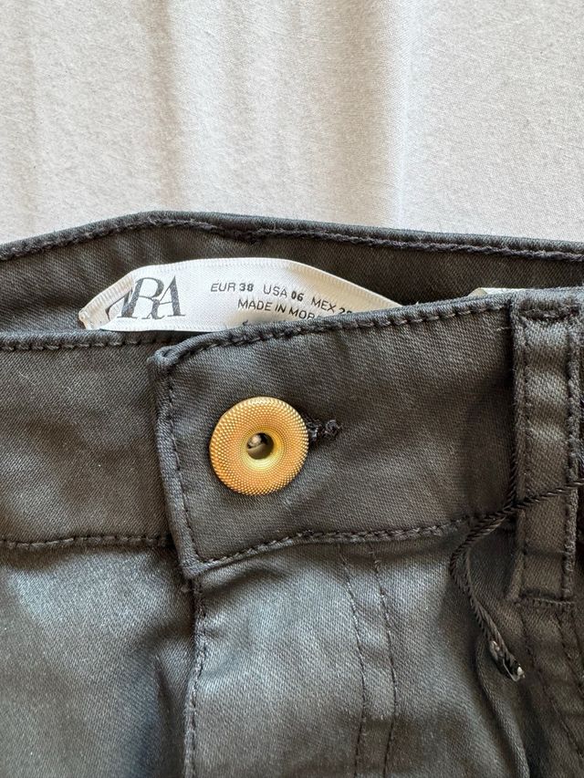 Pantalón pitillo mujer negro encerado