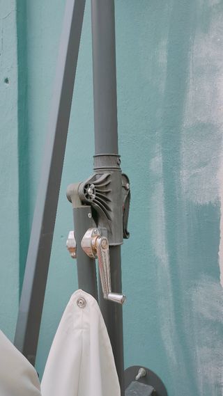 Sombrilla de terraza gris y blanca