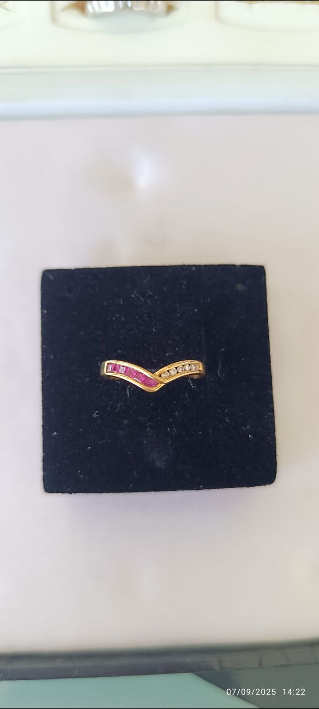 Anillo Oro Diseño Rubíes y Brillantes