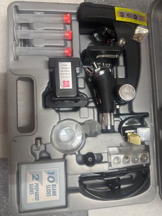 Microscopio con accesorios