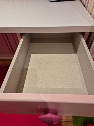 Mesa escritorio infantil con cajonera rosa