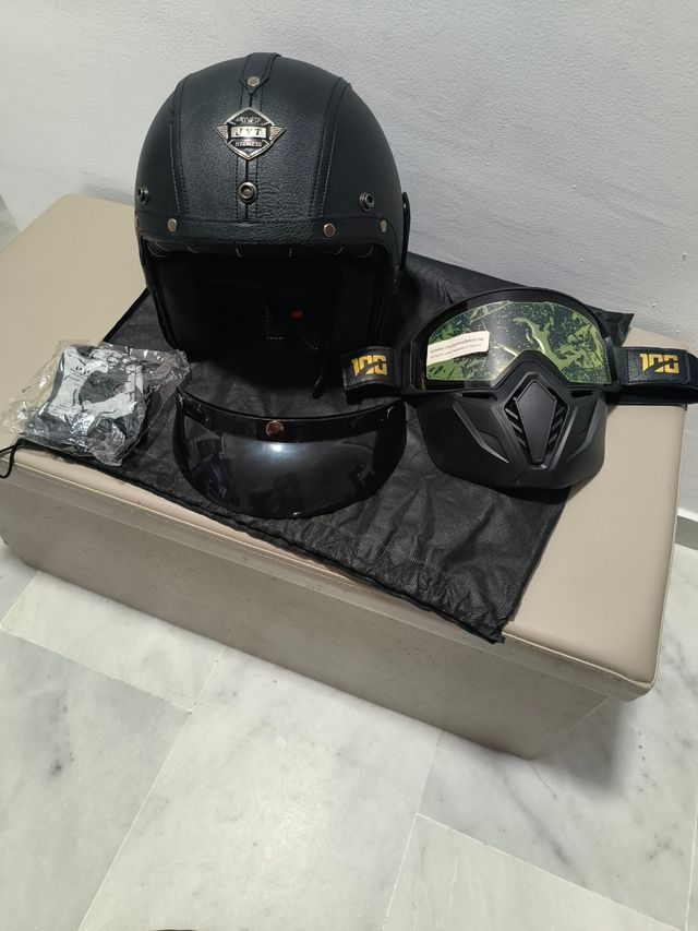 Casco de moto con accesorios