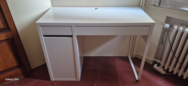 Escritorio IKEA infantil (estantes y silla GRATIS