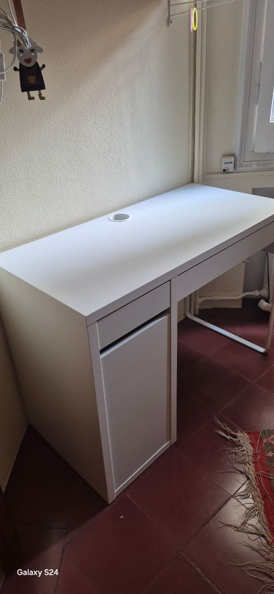Escritorio IKEA infantil (estantes y silla GRATIS