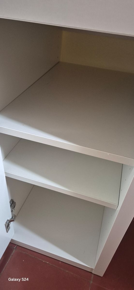 Escritorio IKEA infantil (estantes y silla GRATIS