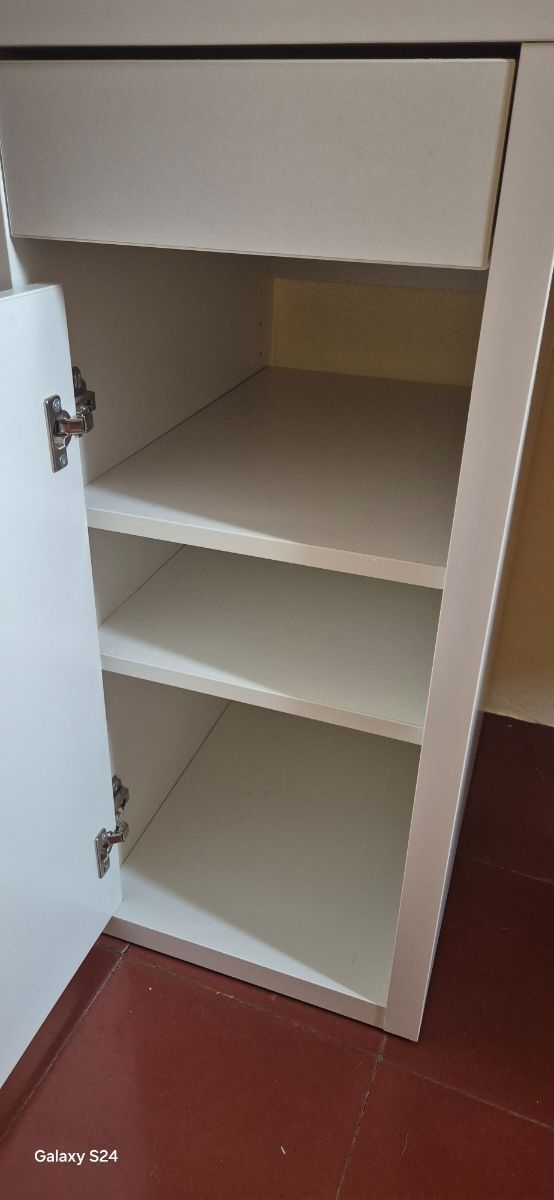 Escritorio IKEA infantil (estantes y silla GRATIS