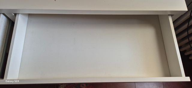 Escritorio IKEA infantil (estantes y silla GRATIS